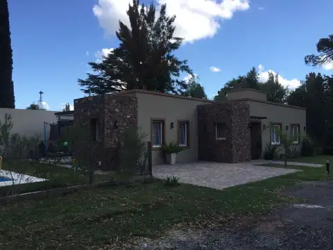 HERMOSA CASA EN BARRIO ARAUCARIA DE RANELAGH U$S 190.000.-