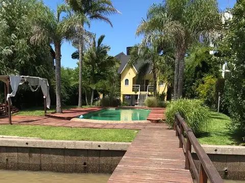 Casa 8 ambientes con 4 baños