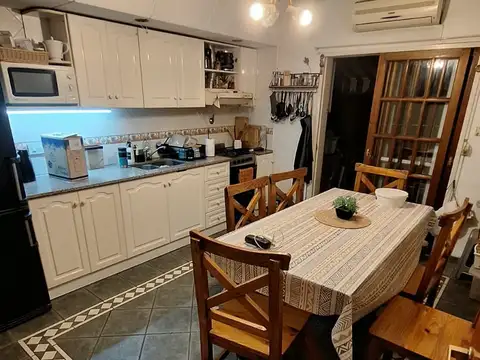 ALQUILER O VENTA - Excelente dúplex de 4 ambientes con 2 baños, patio y cochera cubierta