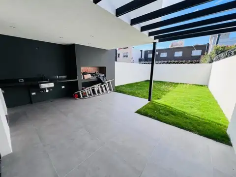 Casa 8 ambientes con 2 baños