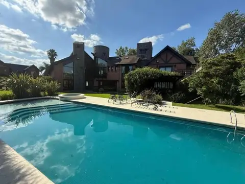 Casa en Venta con 2 cocheras