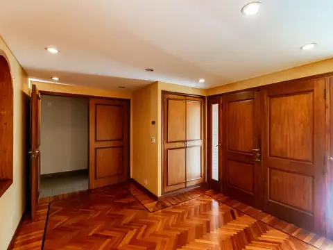 Casa en Venta con 3 cocheras