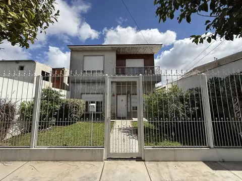 Casa 4 ambientes con patio para dos familias en VENTA en Wilde Avellaneda
