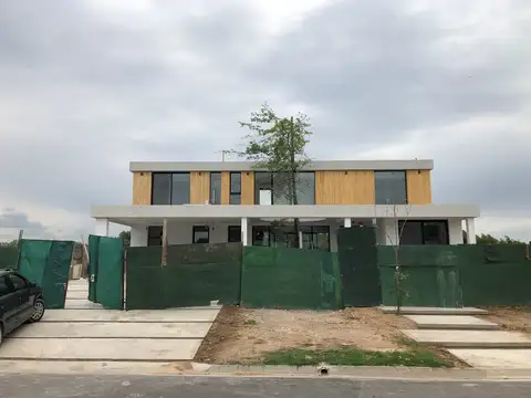 Casa 8 ambientes con 6 baños