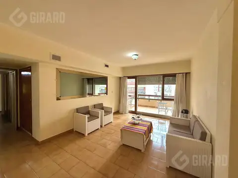 Departamento 4 ambientes con dependencia y cochera cubierta en zona Centro