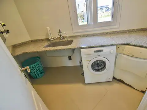 Casa 5 ambientes con 3 baños