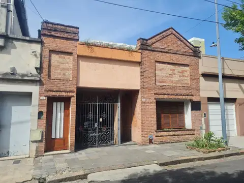 Departamento tipo casa 4 ambientes con patio y terraza a reciclar