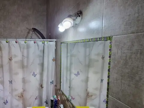 EN VENTA CASA DE 4 AMBIENTES A SOLO DOS CUADRAS DE LA ESTACION EN MARTIN CORONADO - FICHA 9094