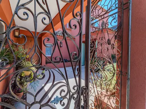 Casa en Venta con 3 cocheras