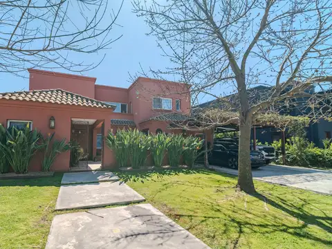 Casa en Venta con 3 cocheras