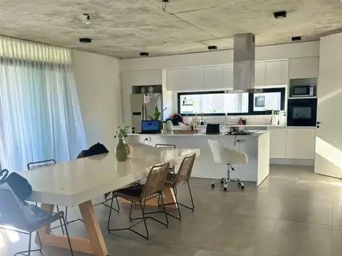Casa 5 ambientes con 6 baños