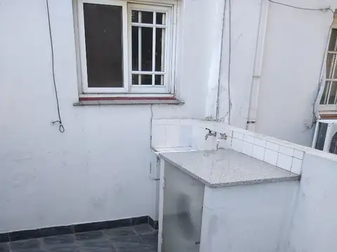 DOS AMBIENTES CON 22 M /2 DE PATIO CONTRA FRENTE 1° PISO POR ESCALERA