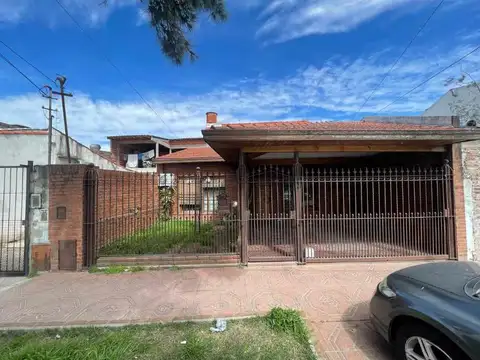 Chalet sobre Avenida Caseros a metros de la entrada de Nuevo Quilmes