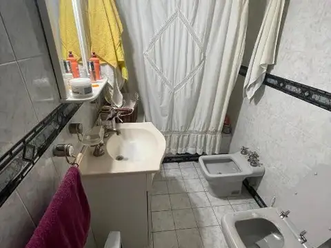 Chalet sobre Avenida Caseros a metros de la entrada de Nuevo Quilmes