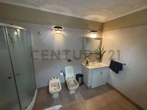 Casa 6 ambientes con 1 baño