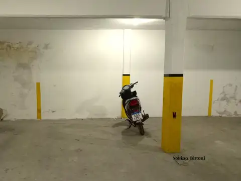 Muy buena cochera en edificio residencial