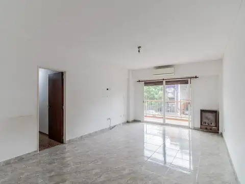 Departamento de 4 Ambientes con Cochera en Venta. Villa Santa Rita.