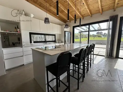 Casa 4 ambientes con 2 baños