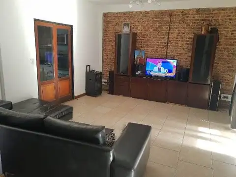 Casa 4 ambientes. Acepta Permuta Depto 2 amb.- Ramos o CABA.