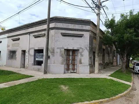 SE VENDE CASA CON SALÓN Y GALPÓN EN ESQUINA