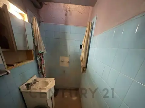 SE VENDE CASA CON SALÓN Y GALPÓN EN ESQUINA