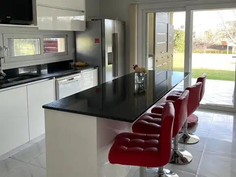 Casa 6 ambientes con 3 baños