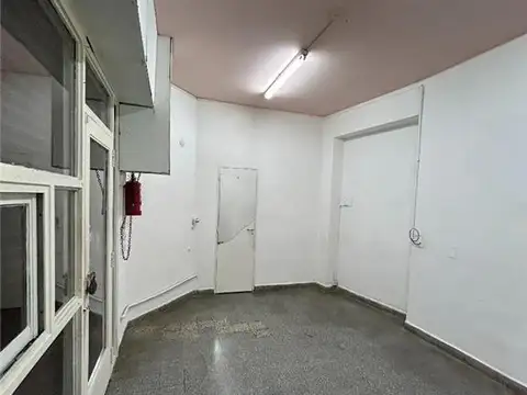 Local en Alquiler en Parque Chas, $ 550.000