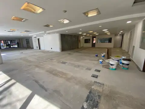 Oficina en Alquiler con 4 cocheras