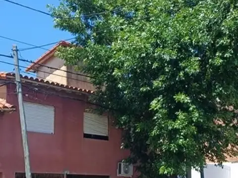 VENTA DÚPLEX DE TRES AMBIENTES, CARAPACHAY