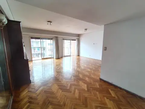 Venta semipiso de categoría 4 ambientes con cochera en Caballito