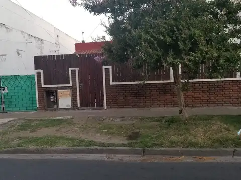 EN VENTA EN EL PALOMAR DOS CASAS EN UN MISMO TERRENO; CASA DE 3 AMBIENTES AL FRENTE - FICHA 8101