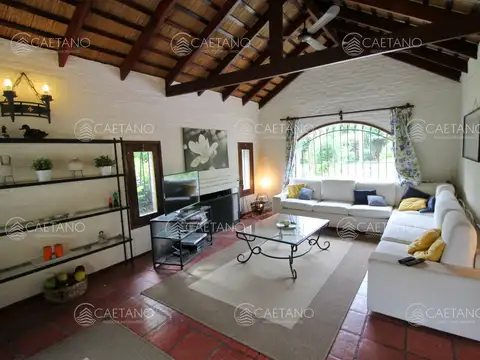 Alquiler casa 3 dormitorios con piscina, ubicada en Rincon del Indio, Punta del Este.