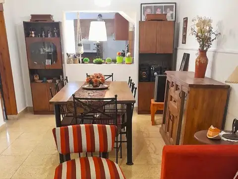 Casa 5 ambientes con 2 baños
