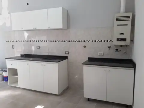 CASA EN VENTA 4 AMB CON PATIO LANUS OESTE.