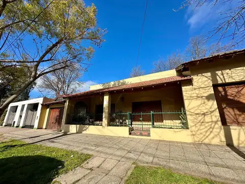 Casa en Esc.-Centro a 150 mts de Av.25 de Mayo