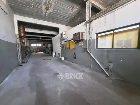 ESPECTACULAR GALPON CON PH EN BOUCHARD AL 3200 - 566 M2 CUBIERTOS