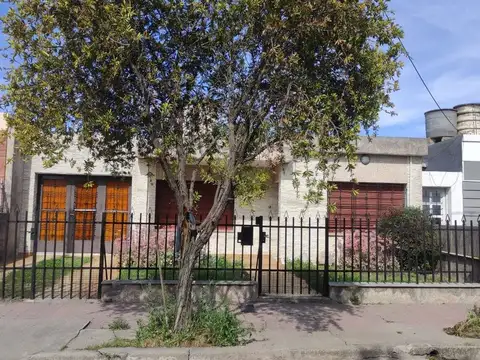 AMPLIA CASA 2 DORM, COCHERA, PATIO Y QUINCHO