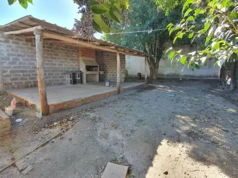 Casa De Dos Dormitorios, Con Terreno En Esquina. Sto Gomez  Y Viamonte
