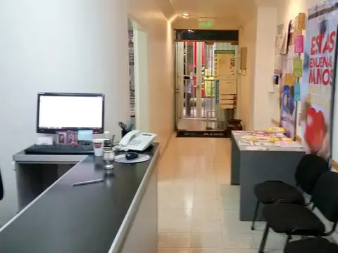 Moreno 1800. Excelente local al frente con oficinas. 363 m2. 24 ambientes. 5 baños. PB y entrepiso.