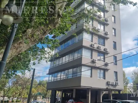 Excelente Oficina de 66 m2 con 1 cochera en Tigre Centro