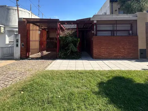 Venta Casa 4 amb cochera, fondo libre en Wilde