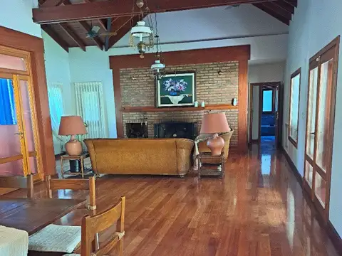 Casa 7 ambientes con 5 baños