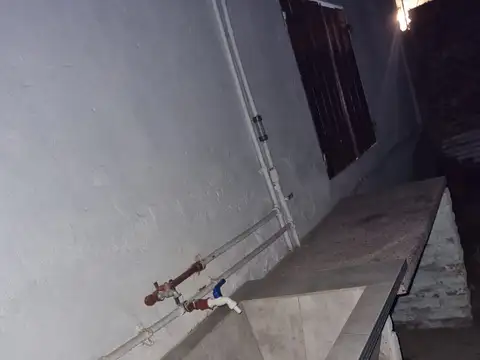 Casa de 4 amb. con entrada p/ auto y auto en alquiler