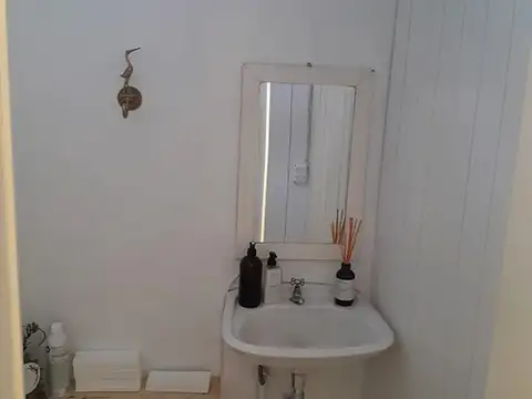 EN UNA MUY BUENA UBICACIÓN COMERCIAL, LINDÍSIMO LOCAL AL FRENTE EDIFICADO EN 2 PLANTAS.-