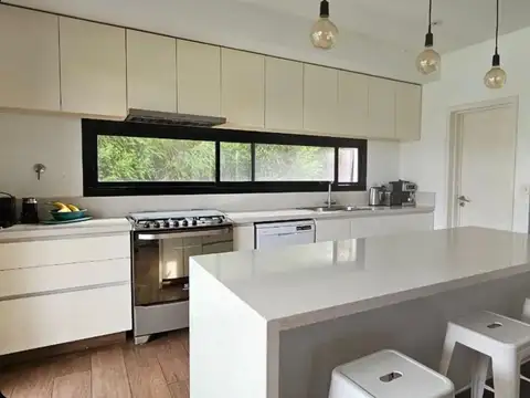 Casa 5 ambientes con 4 baños