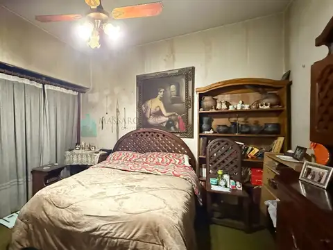 Casa sobre lote propio, 3 ambientes en dos plantas, Liniers.