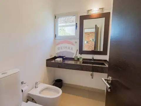 Casa en Alquiler con 4 cocheras