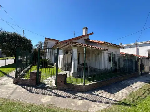VENTA CASA 3 AMBIENTES CON JARDIN, COCHERA DOS AUTOS - EL PALOMAR