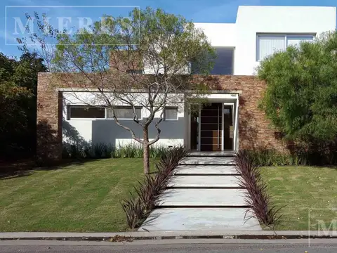 Casa en alquiler anual sobre lote al agua en Santa Barbara