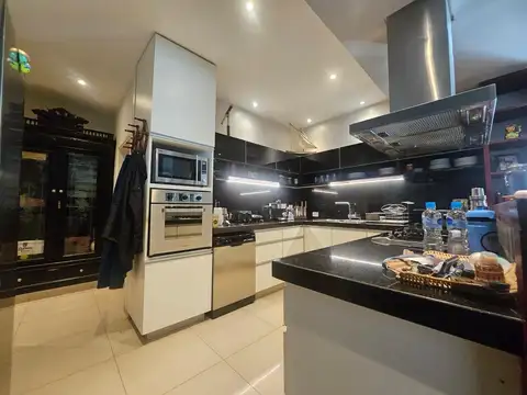 Casa 8 ambientes con 4 baños